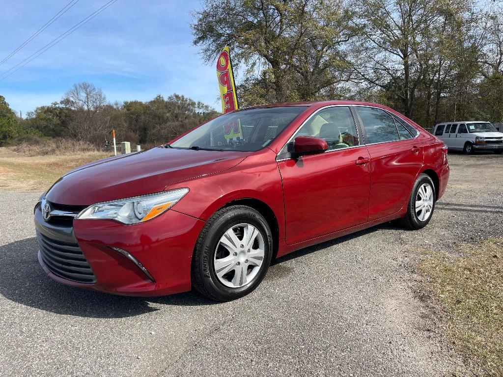 2015 Toyota Camry LE's photo