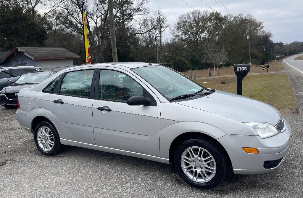 2005 Ford Focus ZX4 SE's photo