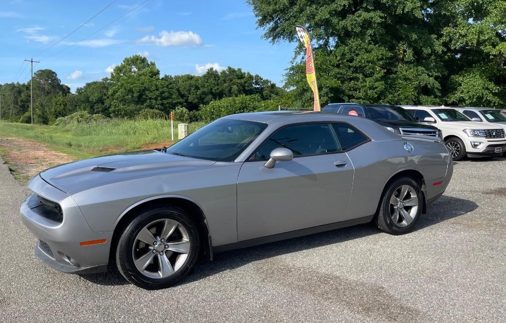 2016 Dodge Challenger SXT's photo